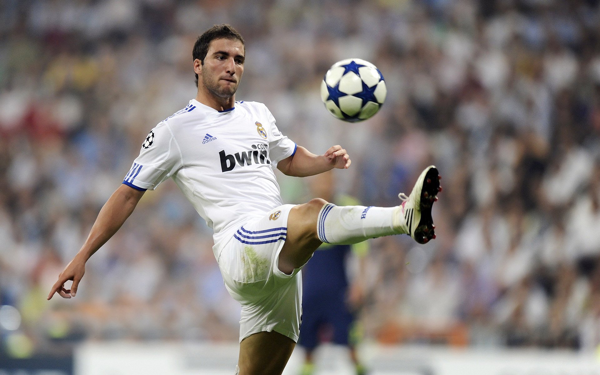 -控球球员如何根据节奏判断空位形成时机，控球技能